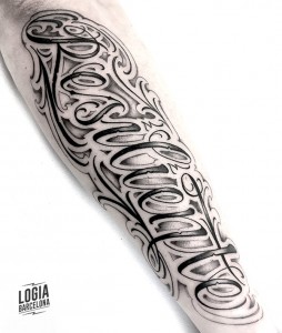 tatuaje-brazo-lettering-resilente-logia-barcelona-moskid (1) 